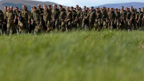 Die Bundesregierung stockt die Kosovo-Schutztruppe um 550 weitere Soldaten auf.