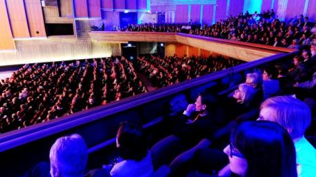 1200 geladene Gäste haben am Donnerstagabend den Abschluss der zweijährigen Generalsanierung der Kongresshalle von Augsburg gefeiert.