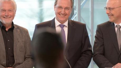 FDP-Spitzenkandidat Wolfgang Kubicki, CDU-Spitzenkandidat Jost de Jager und SPD-Spitzenkandidat Torsten Albig (l-r) nach Bekanntgabe der ersten Prognosen in einem TV-Studio. Foto: Carsten Rehder dpa