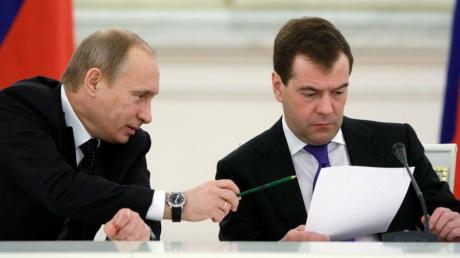 Enge Berater: Zwischen Russlands neuen und alten Premierminister Dmitri Medwedew (rechts) und den designierten Präsidenten Wladimir Putin passt kein Blatt. 
