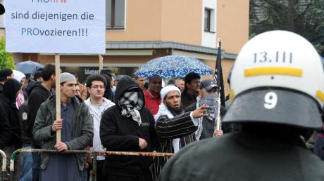Am Rande einer Kundgebung der rechten Splittergruppe Pro NRW kam es an Wochenende in Bonn zu Auseinandersetzungen zwischen Salafisten und der Polizei. Die Islamisten fühlten sich durch Mohammed-Karrikaturen proviziert, die auf der Kundgebung gezeigt wurde.