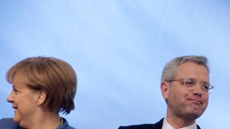 Angela Merkel schmeißt Norbert Röttgen aus dem Amt. Sie glaubte nicht mehr daran, dass die Energiewende mit ihm zu schaffen sei. 