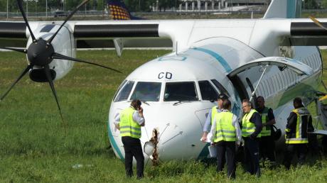Notlandung in München: Auf dem Weg nach Italien ist ein Flugzeug mit 62 Menschen an Bord am Donnerstag auf dem Münchner Flughafen notgelandet.