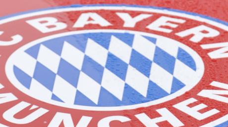 Mit Aufklebern und Schmierereien, die einen Bezug zum FC Bayern haben, haben Jugendliche Geschäfte, Verkehrszeichen und Stromverteilerkästen in München verunstaltet.