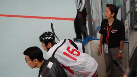 Makiko Kinoshita betreut bei der Inline-Hockey-WM die japanische Mannschaft.