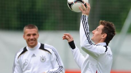 Nationalspieler mit polnischen Wurzeln: Angreifer Miroslav Klose hat auch im Alter von 33 Jahren noch viel vor auf dem Fußballplatz.
Im Hintergrund: Kamerad Lukas Podolski, auch in POlen geboren.