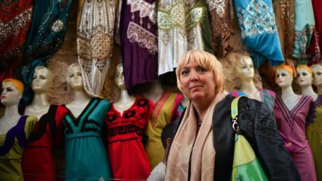 Grünen-Vorsitzende Claudia Roth läuft durch die Märkte der Altstadt in Tripolis. Wegen der jüngsten Unruhen am Flughafen von Tripolis sitzt Roth bei ihrer Nordafrikareise vorübergehend in der libyschen Hauptstadt fest.  