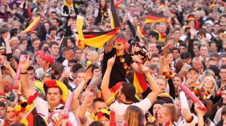 Fußballfans schauen sich am Samstag beim Public Viewing auf dem Heiligengeistfeld in Hamburg das EM-Gruppenspiel Deutschland gegen Portugal an. 