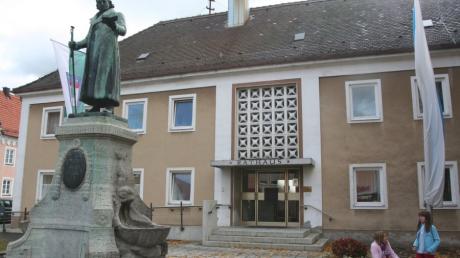 Das alte Thannhauser Rathaus wurde von bislang unbekannten Einbrechern heimgesucht. Die Täter schlugen auch in Jettingen-Scheppach, Türkheim und Tussenhausen zu.