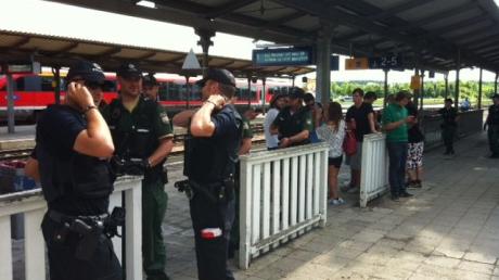 Genauso viele Polizisten wie Feierlustige tummeln sich am Bahnhof. 