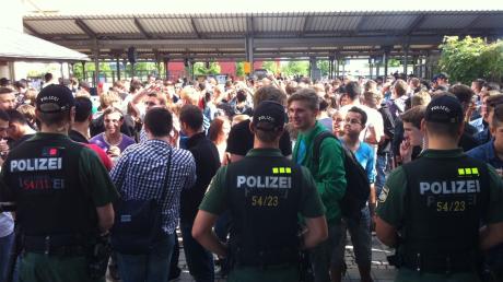 Die Facebook-Party-Besucher sind im Anmarsch. Die Polizei hat alle Zufahrten zum Baggersee abgeriegelt und auch am Bahnhof Stellung bezogen.