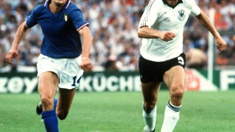 Das WM-Finale 1982: Stürmer Marco Tardelli und Verteidiger Paul Breitner im Zweikampf. Italien besiegt Deutschland im Bernabeu-Stadion von Madrid mit 3:1 - vor 90.000      Zuschauern.  