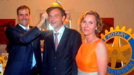 Den Präsidentenhelm setzte der alte Präsident Thomas Schröter (links) dem neuen Dr. Jörg Eidam auf. Ulrike Eidam freut sich mit.