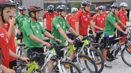 Spieler, Trainer und Betreuer des FC Augsburg gingen zusammen auf Mountainbike-Tour.