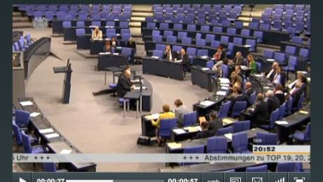 Im fast menschenleeren Bundestag verabschiedet eine Handvoll Abgeordneter das neue Meldegesetz. Wir haben die Abgeordneten aus Augsburg-Stadt und Land gefragt, wo sie bei der Abstimmung waren.