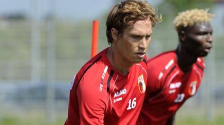 Andreas Ottl (vorne) und Aristide Bancé spielen in der kommenden Saison für den FC  Augsburg.  