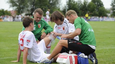 Behandlungspause: Die FCA-Betreuer kümmern sich um den Niederländer Paul Verhaegh, der aber in Burgau anschließend weiterspielen konnte. 