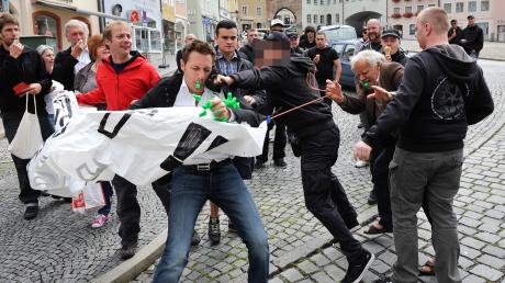 Landtagsabgeordneter Ludwig Hartmann wurde angegriffen, als er gegen eine NPD-Demo protestierte.