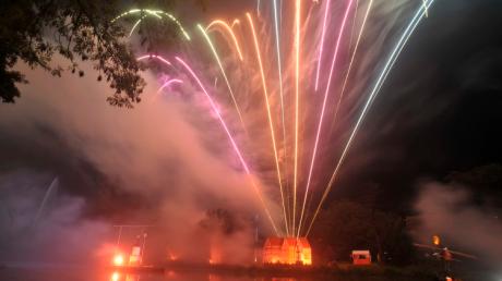 Ein brilliantes Hochfeuerwerk schossen die Oettinger beim Wasserfest über der Wörnitz ab.