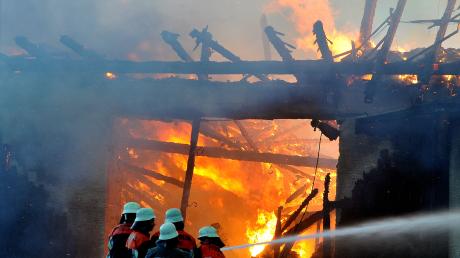 Beim Brand eines Stalls in Dinkelscherben (Landkreis Augsburg) ist am Montagabend ein Sachschaden von 500.000 Euro entstanden.