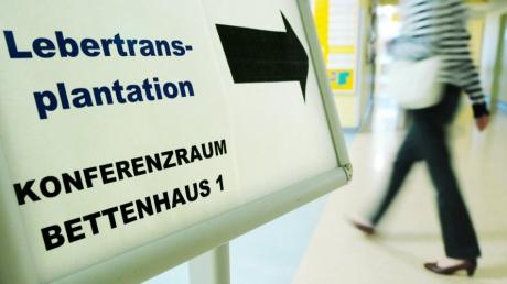 In der Diskussion um die Vergabe von Spenderorganen in Deutschland soll es am Donnerstag ein Spitzengespräch von Bundesärztekammer, Deutscher Stiftung Organtransplantation und weiteren Experten geben.