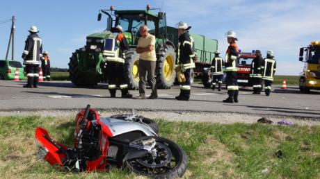 Verletzt wurde am Sonntagnachmittag ein Motorradfahrer bei Oberneul am Gallenbacher Berg auf der B 300. Er stieß beim Überhohlen mit einem Traktor zusammen, der  Richtung Weidachmühle abbiegen wollte.