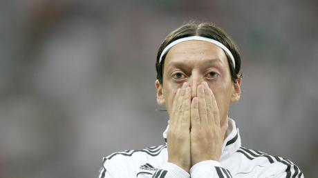Vergangene Woche brodelte ein Gerücht hoch: Borussia Dortmund will Mesut Özil. Spanische Medien hatten berichtet, dass der Deutsche Meister ein Auge auf den in Madrid angeblich unglücklichen Nationalspieler geworfen habe.