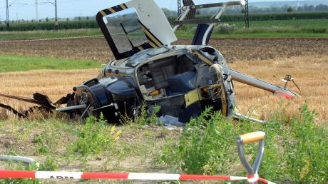 Nahe der Bahnstrecke bei Westendorf ist der Hubschrauber vor vier Jahren auf ein Feld gestürzt.
