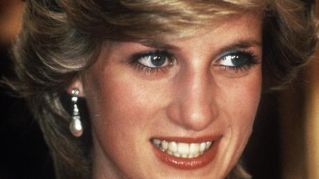 Diana  und ihr berühmter Blick. Am heutigen Freitag ist ihr 15. Todestag. Diana kam bei einem tragischen Autounfall ums Leben. Noch heute gilt sie als Ikone.