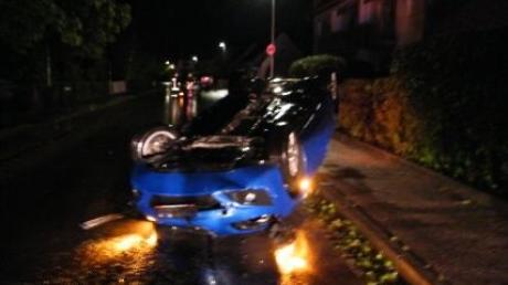 Ein 20-Jähriger hat sich in einer 30er-Zone in Landsberg mit seinem Auto überschlagen.Dabei entstand laut Polizei ein Schaden von circa 23.000 Euro.