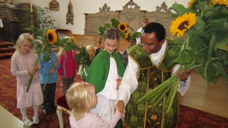 Weldens Pater Victor Onwugigbo umringt von Kindern.