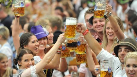 Besucher des Hofbräuzeltes prosten sich am Eröffnungstag auf dem Oktoberfest in München zu. Die Wiesn findet in diesem Jahr vom 22.09. bis 07.10.2012 statt. 