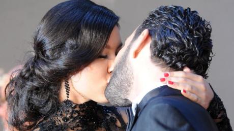 Ein Kuss - darauf haben die Fotografen gewartet.
Model Rebecca Mir und Tänzer Massimo Sinató zeigen beim Deutschen Fernsehpreis ihre Liebe füreinander.