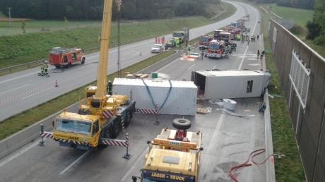 Die Autobahn 8 ist seit dem frühen Freitagmorgen bei Adelzhausen komplett gesperrt. Ein Lastwagen hat sich nach einen Unfall quer gestellt und muss geborgen werden. 