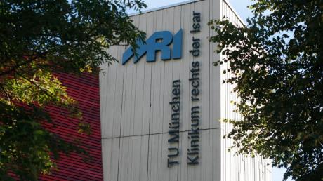 Ein Schild am Eingang der Uniklinik "Klinikum Rechts der Isar" in München: Das Krankenhaus soll auch alkoholkranke Patienten auf die Warteliste für eine Lebertransplantation genommen haben. 