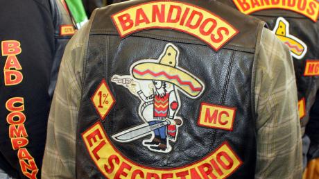 Unter scharfen Sicherheitsvorkehrungen hat am Dienstag in München ein Prozess gegen zwei Mitglieder der Rockergruppe Bandidos begonnen.