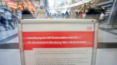 In der Eingangshalle im Hauptbahnhof in Nürnberg informiert Passanten über das Alkoholverbot.