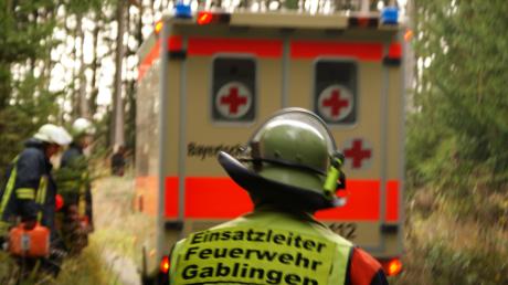 Die erste Rettungsübung im Wald fand nun in Gablingen im Kreis Augsburg statt. Feuerwehr und Rettungskräfte probten für den Ernstfall. 