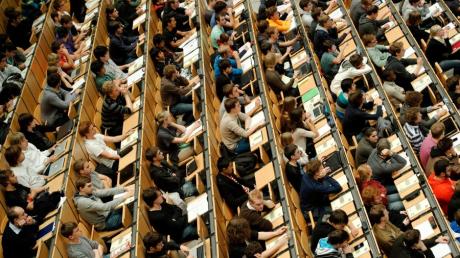 Die Studenten im Audimax hören auf den Sitzen ihrem Dozenten zu. Die Politiker auf den Sitzen im Landtag diskutieren über die Studiengebühren.