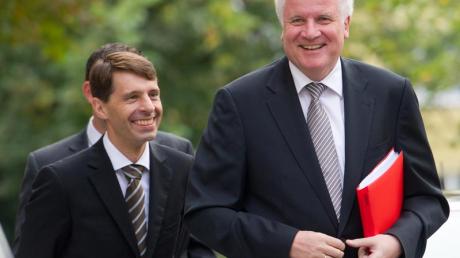 Der in die Kritik geratene CSU-Pressesprecher, Hans Michael Strepp, zusammen mit Bayerns Ministerpräsident Horst Seehofer. Foto: Peter Kneffel dpa