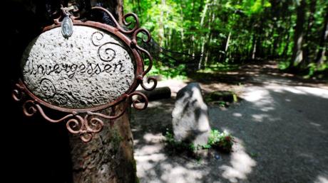 Im Siebentischwald steht ein Gedenkstein für den ermordeten Polizisten Mathias Vieth.
