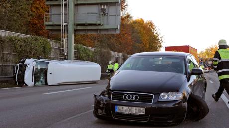 Bei einem Unfall auf der A99 zwischen dem Allacher Tunnel und der Ausfahrt Ludwigsfeld sind am Freitag vier Menschen verletzt worden.