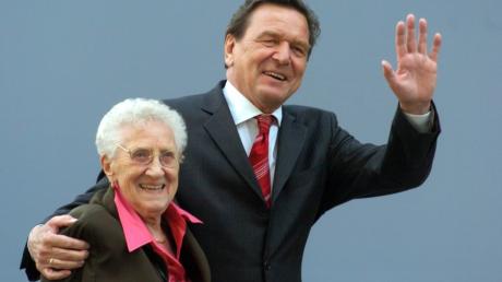 Gerhard Schröder neben seiner Mutter Erika Schröder-Vosseler. Das Archivbild stammt aus 2004. 