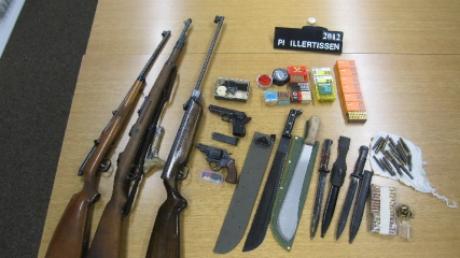 Wie die Polizei berichtet, fanden Angehörige nach einem Todesfall in einem Haus im Landkreis Neu-Ulm mehrere Waffen sowie Munition. Die Finder meldeten die Waffen der Polizei, die sie am vergangenen Freitag entgegen nahm.
