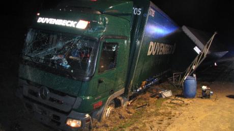 Weil er offenbar kurz eingenickt ist, hat ein Lkw-Fahrer auf der A8 bei Sulzemoos einen Unfall gebaut.