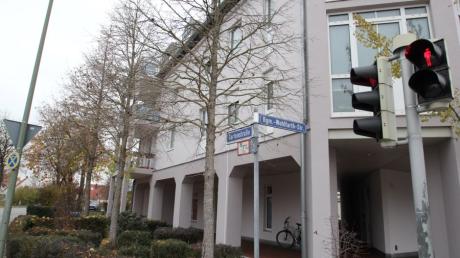In diesem Wohnhaus in Königsbrunn wurde im November 2012 ein Mann erstochen. Seine damalige Freundin ist nun wegen Mordes angeklagt.