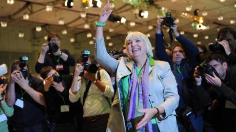Claudia Roth ist die alte und neue Grünen-Parteichefin. Mit klarer Mehrheit ist sie in ihrem Amt bestätigt worden.