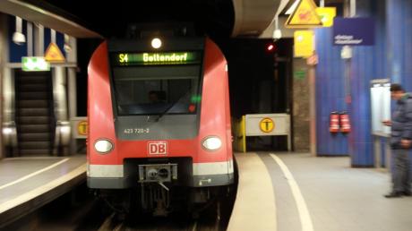 Bei einem Unfall ist am Samstagmorgen auf der S-Bahnstrecke S4 bei Emmering ein 19-Jähriger aus München ums Leben gekommen. Symbolbild.