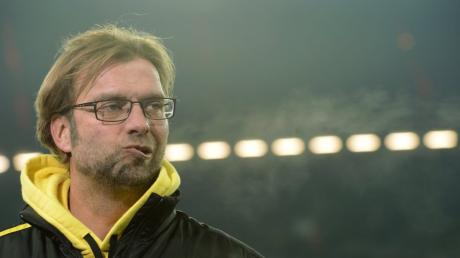 Er sieht's nicht nur live und in Farbe, sogar ist quasi mittendrin: Dortmunds Trainer Jürgen Klopp kurz vor Anpfiff der Partie.