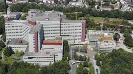Am Augsburger Klinikum entsteht ein Universitäres Zentrum für Gesundheitswissenschaften mit drei Lehrstühlen. Es soll Plattform für medizinische Forschungsprojekte sein. Vom Versprechen Horst Seehofers, "Die Uniklinik kommt!!!", ist man jedoch nach wie vor ein gutes Stück entfernt.